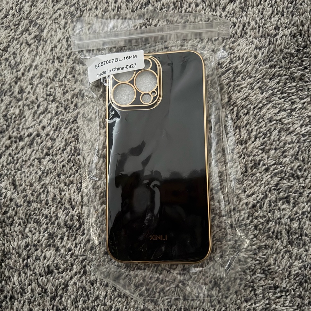 New in package! iPhone 16 Pro Max Black and Gold Kitty Phone Case Kit
